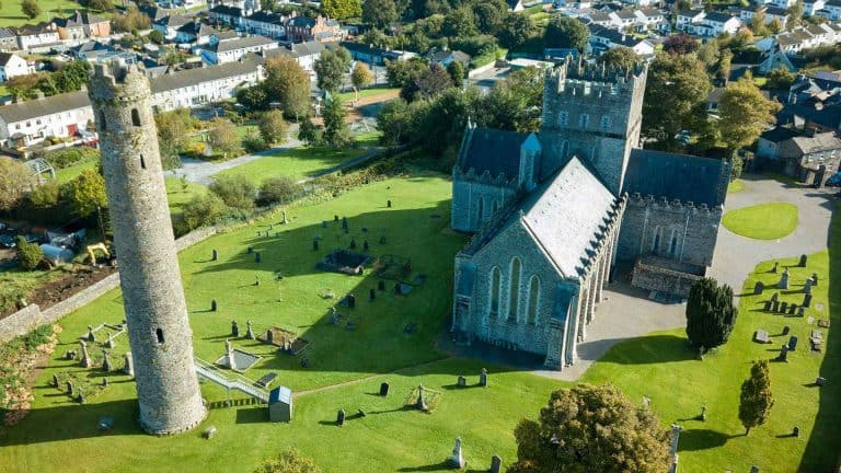 Uit en tuis: Tuis uit die Republiek van Ierland