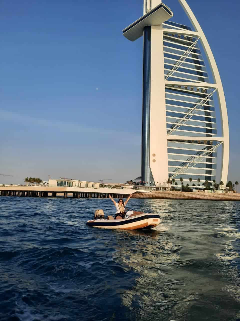 5.-Ry-my-eie-boot-by-die-Burj-Al-Arab-verby