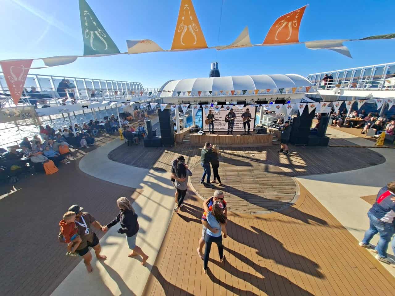 AfriFees jolig aan boord die Oppiwater Kunstefees gevier