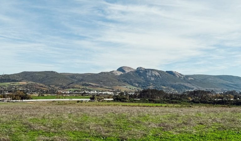 Die Vêrgesig-terrein in die Boschenmeer-omgewing se naam is gedagtig aan die panoramiese uitkyk waartoe dié ligging homself leen. Hierdie 105 hektaar terrein sal die toekomstige tuiste van Akademia se Paarl-kampus wees.