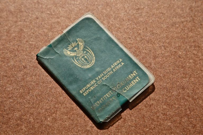 Groen ID-boek se einddatum is vas: Wat Suid-Afrikaners in die buiteland moet weet